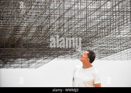 London, Großbritannien. 16. September 2019. Antony Gormley RA stellt neben seiner Arbeit "Matrix III", 2019. Vorschau auf eine neue Ausstellung von Antony Gormley an der Königlichen Akademie der Künste die Show bringen bestehende und speziell neue Werke konzipiert aus Zeichnung in Skulpturen zu experimentellen Umgebungen in allen 13 Zimmern des RA's wichtigsten Galerien 21. September angezeigt werden sollen, 3. Dezember 2019. Credit: Stephen Chung/Alamy leben Nachrichten Stockfoto