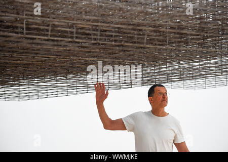 London, Großbritannien. 16. September 2019. Antony Gormley RA stellt neben seiner Arbeit "Matrix III", 2019. Vorschau auf eine neue Ausstellung von Antony Gormley an der Königlichen Akademie der Künste die Show bringen bestehende und speziell neue Werke konzipiert aus Zeichnung in Skulpturen zu experimentellen Umgebungen in allen 13 Zimmern des RA's wichtigsten Galerien 21. September angezeigt werden sollen, 3. Dezember 2019. Credit: Stephen Chung/Alamy leben Nachrichten Stockfoto