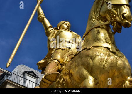 Jeanne d'Arc 1874 Pferdesport vergoldeter Bronze Skulptur mit blauem Himmel. Place de Pyramides, Paris, Frankreich. Stockfoto