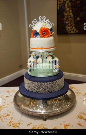 3 tier Hochzeitstorte, bunten iced Hochzeitstorte Stockfoto