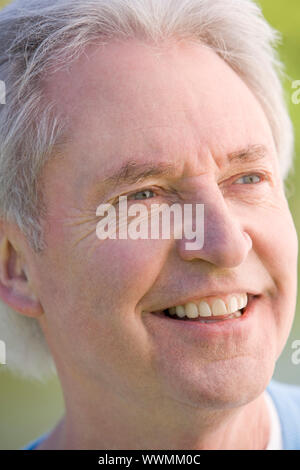 Schuss in den Kopf des Mannes lächelnd Stockfoto