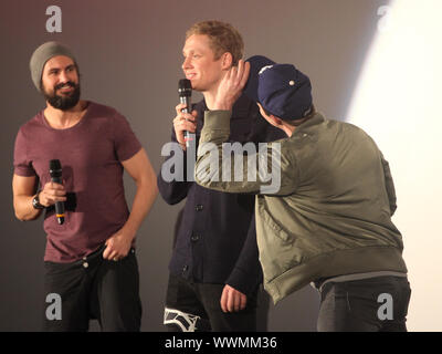 Matthias Schweighöfer, Tom Beck, Friedrich Mücke bei Premiere von Vaterfeuden 6.2.14 in Magdeburg. Stockfoto