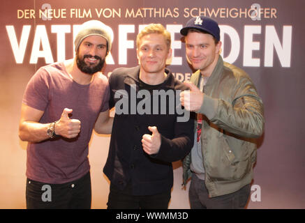 Matthias Schweighöfer, Tom Beck, Friedrich Mücke bei Premiere von Vaterfeuden 6.2.14 in Magdeburg. Stockfoto