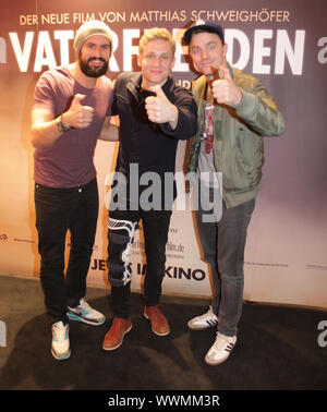 Matthias Schweighöfer, Tom Beck, Friedrich Mücke bei Premiere von Vaterfeuden 6.2.14 in Magdeburg. Stockfoto