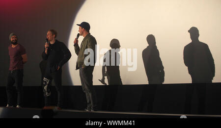 Matthias Schweighöfer, Tom Beck, Friedrich Mücke bei Premiere von Vaterfeuden 6.2.14 in Magdeburg. Stockfoto