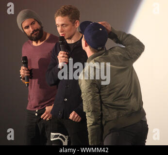 Matthias Schweighöfer, Tom Beck, Friedrich Mücke bei Premiere von Vaterfeuden 6.2.14 in Magdeburg. Stockfoto