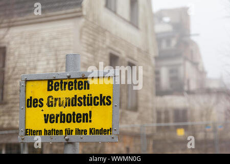 Schild Eltern haften für ihre Kinder Stockfoto