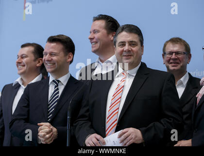 Gabriel bei Presse Änderungsskript nach der Sitzung des Beirats "Junge digitale Wirtschaft' Stockfoto