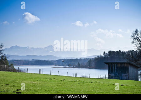 Ein Bild einer schönen und typischen bayerischen Landschaft Stockfoto