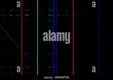 Digitale glitch, undichte Kristalle in Form von farbigen Streifen und Risse auf einen beschädigten LCD-Bildschirm, Computer Monitor oder Fernseher Stockfoto