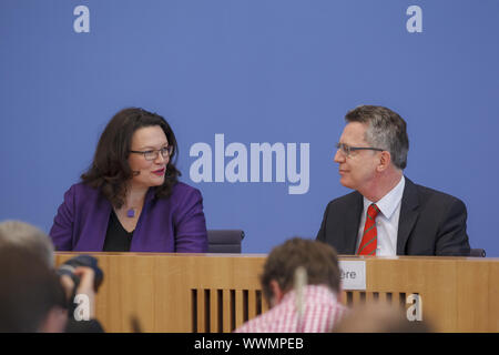 Bundespressekonferenz mit Innenminister de Maizière und Arbeitsminister Nahles Stockfoto