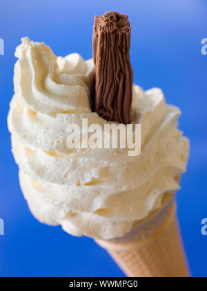 Eis mit Schokolade Flocken Schlagsahne Stockfoto