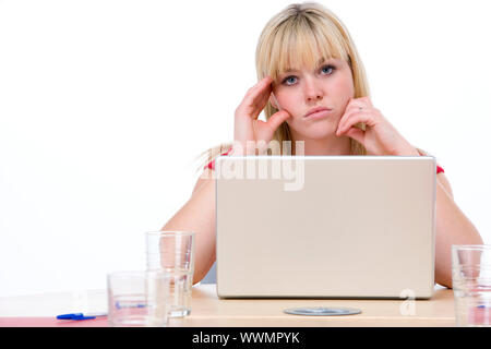 Geschäftsfrau, die sitzen im Sitzungssaal mit Laptop auf der Suche unglücklich Stockfoto