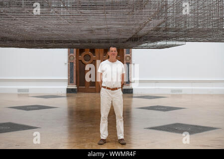 Royal Academy of Arts, London, UK. 16.September 2019. International anerkannte Der britische Bildhauer Antony Gormley (b. 1950) in seinem neuen großen Ausstellung in der RA fotografiert. Die Ausstellung ist seine bedeutendsten Solo Show in Großbritannien seit über einem Jahrzehnt, in dem sowohl bestehende als auch speziell Nachrichten arbeitet, von Zeichnungen und Skulpturen in erfahrungsbasiertes Umgebungen über alle 13 Zimmer des RA. Bild: Antony Gormley neben seiner massiven Installation 'Matrix'. Credit: Malcolm Park/Alamy Leben Nachrichten. Stockfoto