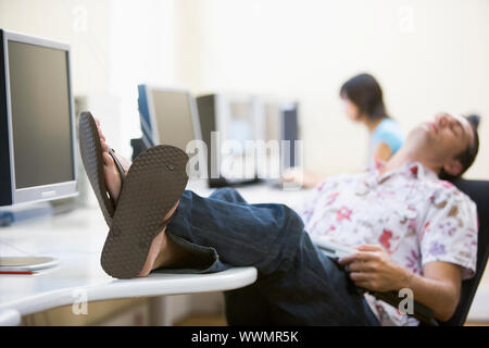 Mann in Computer Zimmer schlafen Stockfoto