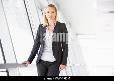 Geschäftsfrau im Korridor lächelnd stehen Stockfoto