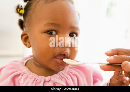 Mutter füttert Babynahrung, baby Stockfoto