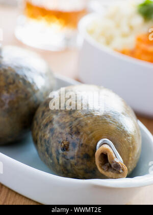 Ganze Haggis, Neeps Tatties mit Whiskey Stockfoto