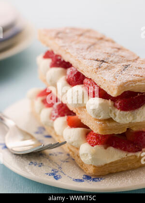 Mille Feuille von Erdbeeren mit Chantilly Stockfoto