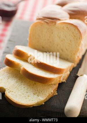 Brioche-Brot in Scheiben geschnitten auf einem Schneidebrett Stockfoto