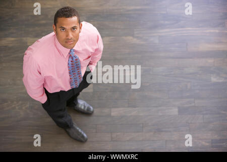 Geschäftsmann, stehen im Innenbereich Stockfoto
