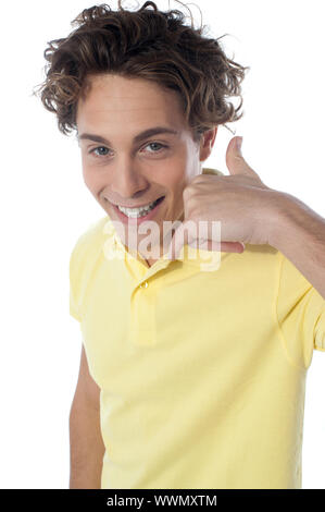 Hübsche junge Kerl gestikulieren Rufzeichen vor Kamera Stockfoto
