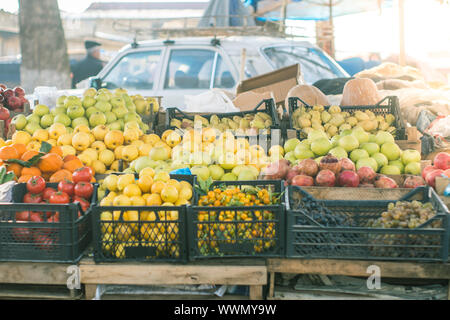 Fruit Market an der Stadt. Stapel von Obst, Äpfel, Granatäpfel, Birnen, Trauben etc. zum Verkauf. Stockfoto