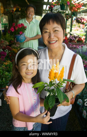 Großmutter und Enkelin Shopping für Pflanzen Stockfoto