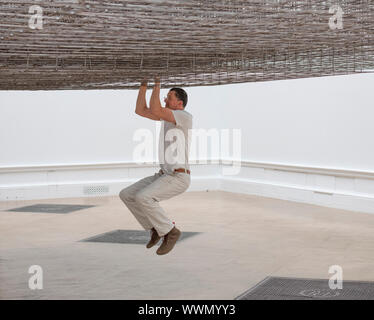 Royal Academy of Arts, London, UK. 16.September 2019. International anerkannte Der britische Bildhauer Antony Gormley (b. 1950) in seinem neuen großen Ausstellung in der RA fotografiert. Die Ausstellung ist seine bedeutendsten Solo Show in Großbritannien seit über einem Jahrzehnt, in dem sowohl bestehende als auch speziell Nachrichten arbeitet, von Zeichnungen und Skulpturen in erfahrungsbasiertes Umgebungen über alle 13 Zimmer des RA. Bild: Antony Gormley neben seiner massiven Installation 'Matrix'. Credit: Malcolm Park/Alamy Leben Nachrichten. Stockfoto