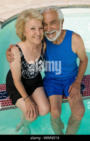 Älteres Paar im Schwimmbad Stockfoto