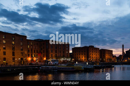 Die Royal Albert Dock in Liverpool in der Nacht Stockfoto