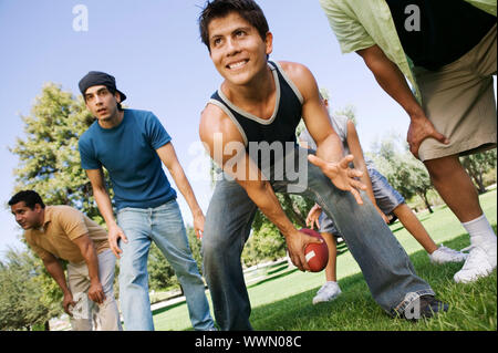 Männer spielen Fußball Stockfoto
