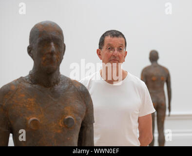 Royal Academy of Arts, London, UK. 16.September 2019. International anerkannte Der britische Bildhauer Antony Gormley (b. 1950) in seinem neuen großen Ausstellung in der RA fotografiert. Die Ausstellung ist seine bedeutendsten Solo Show in Großbritannien seit über einem Jahrzehnt, in dem sowohl bestehende als auch speziell Nachrichten arbeitet, von Zeichnungen und Skulpturen in erfahrungsbasiertes Umgebungen über alle 13 Zimmer des RA. Bild: Antony Gormley mit seiner Installation "Lost Horizon 1', 24 lebensgroße Gusseisen Figuren an den Wänden, Boden und Decke. Credit: Malcolm Park/Alamy Leben Nachrichten. Stockfoto