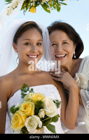 Braut und Mutter am Strand. Stockfoto