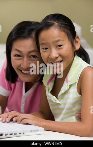 Mutter und Tochter mit Laptop zusammen Stockfoto