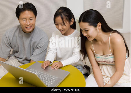 Familie mit Laptop Stockfoto