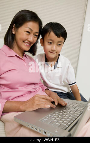 Mutter und Sohn mit Laptop Stockfoto