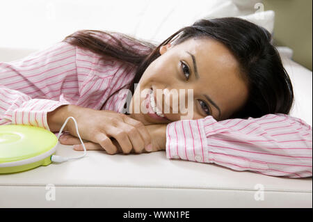 Frau liegend mit tragbaren CD-Spieler Stockfoto