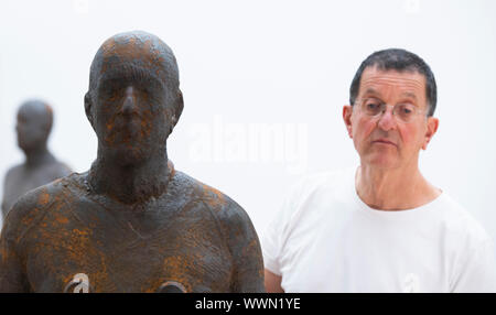 Royal Academy of Arts, London, UK. 16.September 2019. International anerkannte Der britische Bildhauer Antony Gormley (b. 1950) in seinem neuen großen Ausstellung in der RA fotografiert. Die Ausstellung ist seine bedeutendsten Solo Show in Großbritannien seit über einem Jahrzehnt, in dem sowohl bestehende als auch speziell Nachrichten arbeitet, von Zeichnungen und Skulpturen in erfahrungsbasiertes Umgebungen über alle 13 Zimmer des RA. Bild: Antony Gormley mit seiner Installation "Lost Horizon 1', 24 lebensgroße Gusseisen Figuren an den Wänden, Boden und Decke. Credit: Malcolm Park/Alamy Leben Nachrichten. Stockfoto
