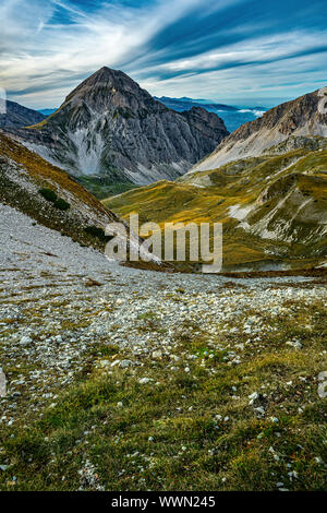 Schöne Aussicht auf den Campo Pericoli und Pizzo Intermesoli aus der Duca Degli Abruzzi Zuflucht Stockfoto