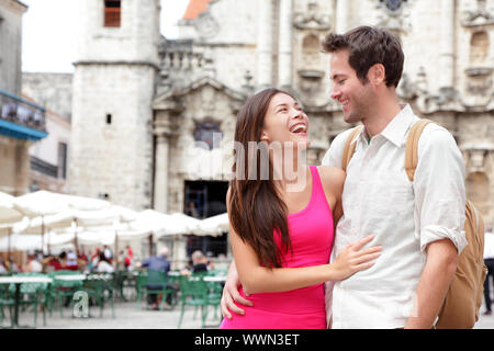 Touristen - glückliches Paar in Kuba. Havanna Spaß am Reisen. Junge interracial Paare, asiatische Frau, kaukasischer Mann, Plaza de la Catedral, Alte Hava Stockfoto