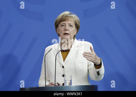 Stubb von Finnland und Merkel der Deutschen an der Presse in Berlin. Stockfoto