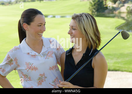 Freunde Lachen auf Golfplatz Stockfoto