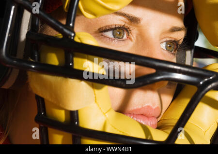 Softball Spieler tragen Catcher's Maske Stockfoto