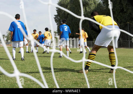 Fußball-Spieler im Wettbewerb um den Ball Stockfoto