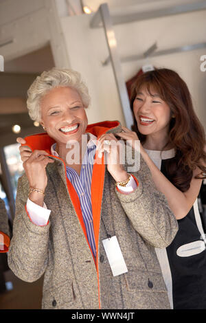 Frauen auf Shopping-Trip Stockfoto