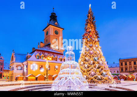 Brasov, Rumänien. Altstadt Weihnachtsmarkt in der Dämmerung. Stockfoto