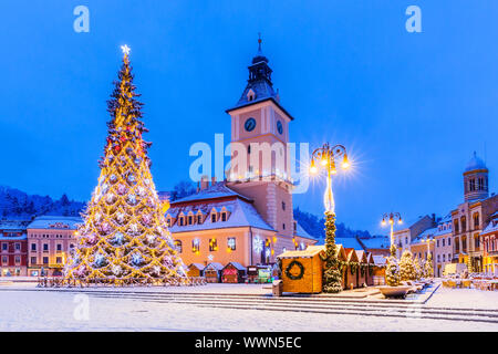 Brasov, Rumänien. Altstadt Weihnachtsmarkt in der Dämmerung.