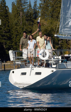 Freunde am Heck des Segelboot Stockfoto