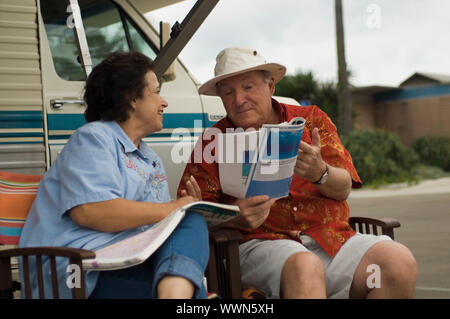 Paar erholsame außerhalb ihrer RV Stockfoto